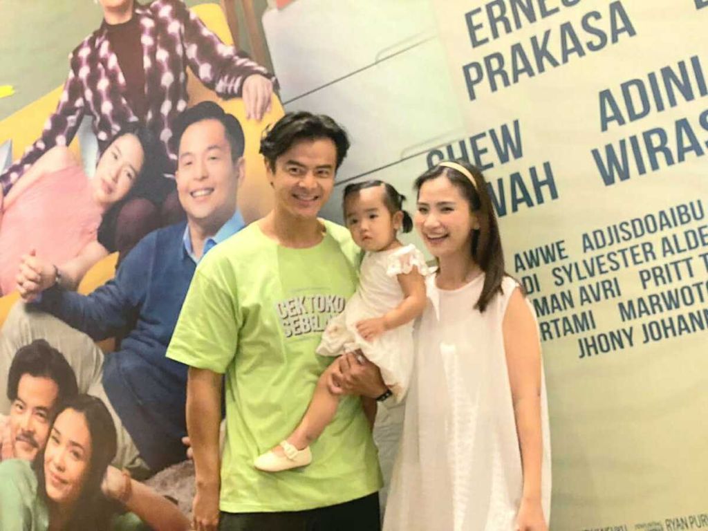 Dion Wiyoko bersama istrinya, Fiona Anthony, serta anaknya, Gianna Mae Wiyoko, dalam <i>press screening</i> film <i>Cek Toko Sebelah 2</i> di kawasan Epicentrum, Jakarta Selatan, Senin (19/12/2022).