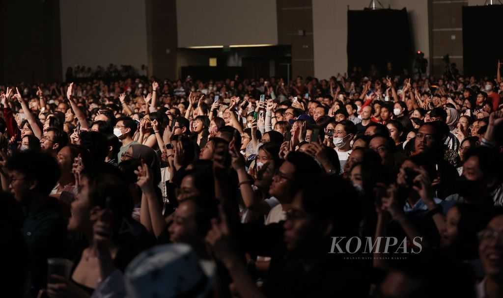 Para penonton memadati area konser saat penyanyi asal Eslandia, Laufey, tampil pada hari pertama Jakarta International BNI Java Jazz Festival 2023 di JIExpo, Kemayoran, Jakarta, Jumat (2/6/2023). 
