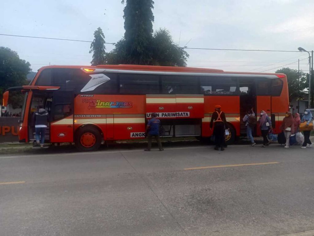 PT KAI Daop 5 Purwokerto menyiapkan bus untuk mengantar penumpang kereta api dari Stasiun Prupuk ke Tegal, Brebes, dan Pekalongan, Minggu (1/1/2023), akibat dampak banjir di Semarang.