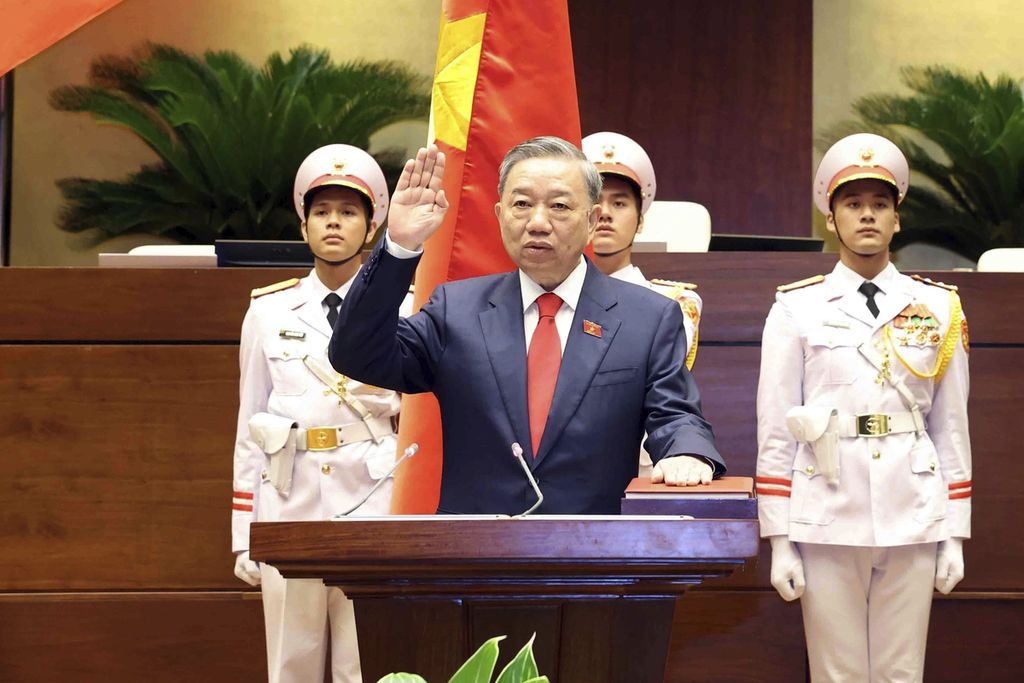 To Lam mengambil sumpah jabatan setelah ia terpilih menjadi presiden pada Majelis Nasional di Hanoi, Vietnam, Rabu (22/5/2024). 