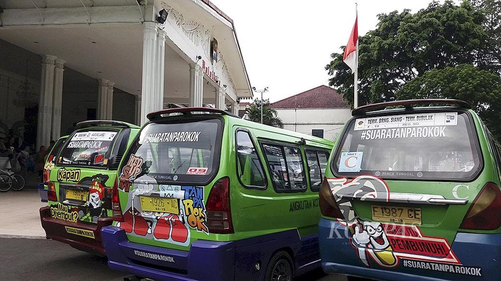 Angkot  Kota Bogor berpartisipasi dalam kampanye antirokok, pekan lalu. Hingga kini, penataan transportasi publik yang menjadi salah satu prioritas Pemkot Bogor dinilai belum berjalan maksimal. 