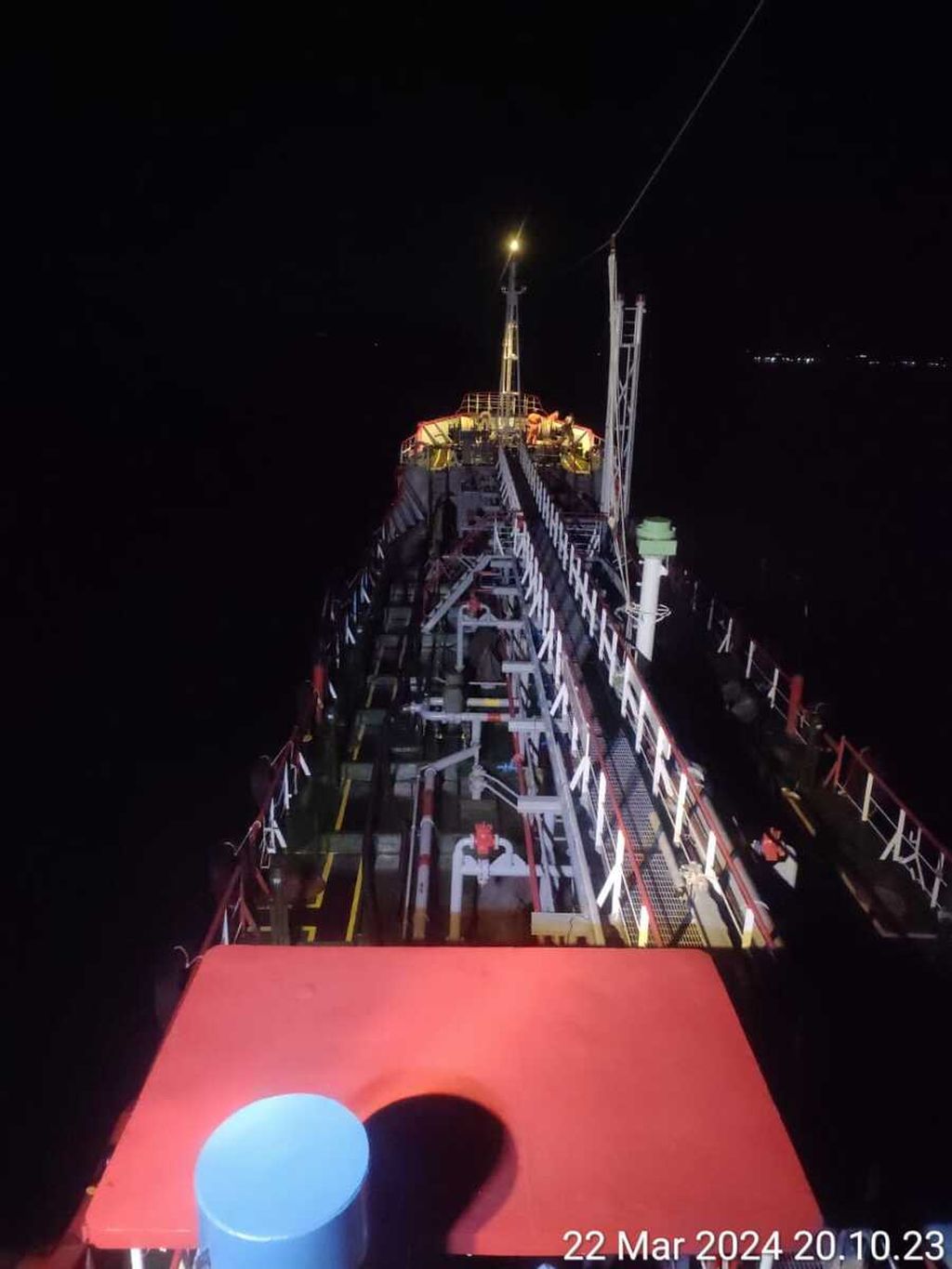 Kapal MT Ferimas Sejahtera memasok kebutuhan bahan bakar minyak untuk Pulau Bawean dan Pulau Masalembu. Kapal ini berhasil bersandar pada Jumat (22/3/2024) malam. 