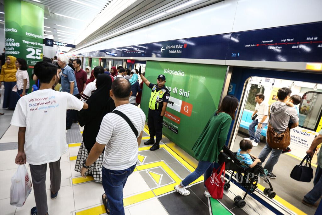 Petugas memberikan arahan kepada penumpang moda raya terpadu (MRT) di Stasiun Bundaran Hotel Indonesia, Jakarta Pusat, Sabtu (8/6/2019).