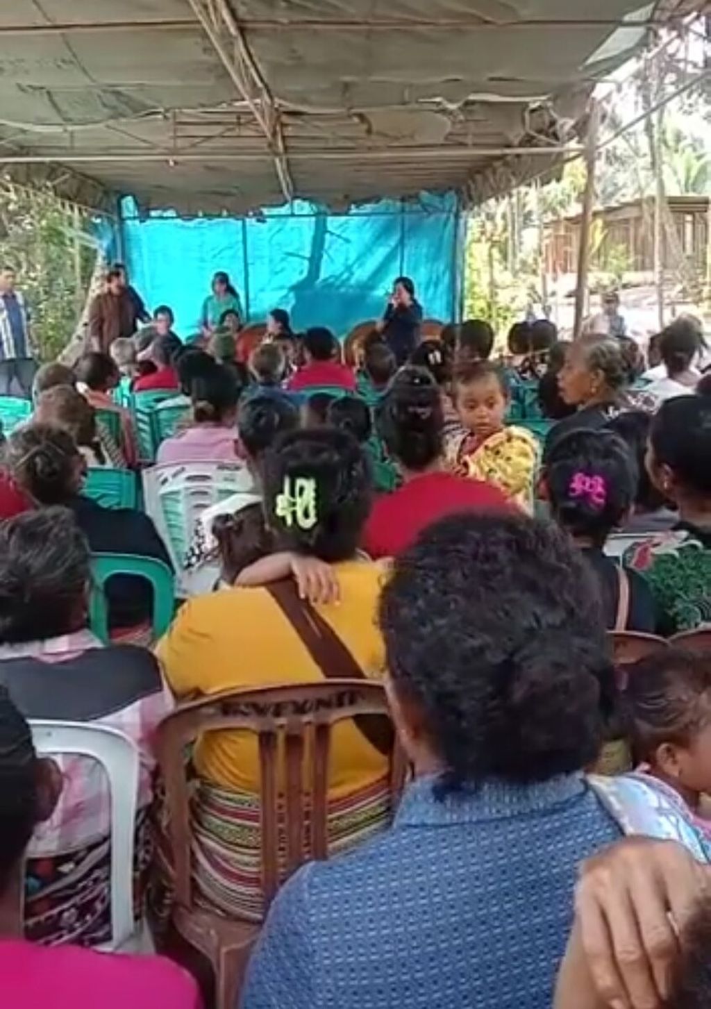 Petugas kesehatan dan peternakan di Timor Tengah Selatan sedang memberikan sosialisasi kepada warga desa Fenun Kecamatan Amanatun Selatan, TTS, bagaimana cara menghadapi hewan penular rabies seperti anjing. Termasuk cara menangani awal, jika digigit anjing rabies.