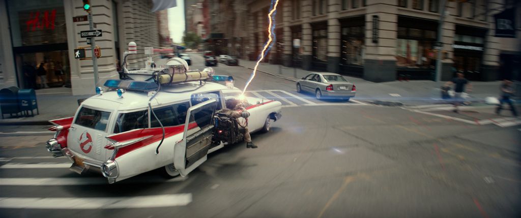 Tim Ghostbusters masih mengandalkan mobil pemburu hantu Ecto-1 dalam film <i>Ghostbusters: Frozen Empire.</i>