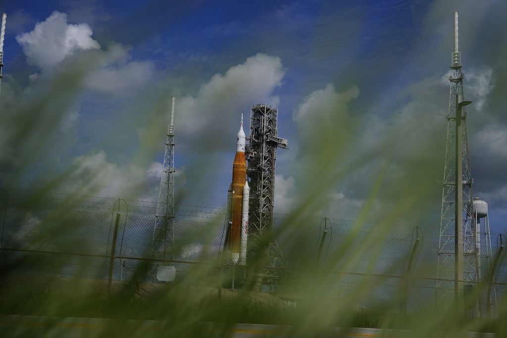 Roket baru NASA untuk perjalanan ke Bulan berdiri di landas peluncuran 39-B di Pusat Luar Angkasa Kennedy di Cape Canaveral, Florida, AS, Sabtu (27/8/2022). 
