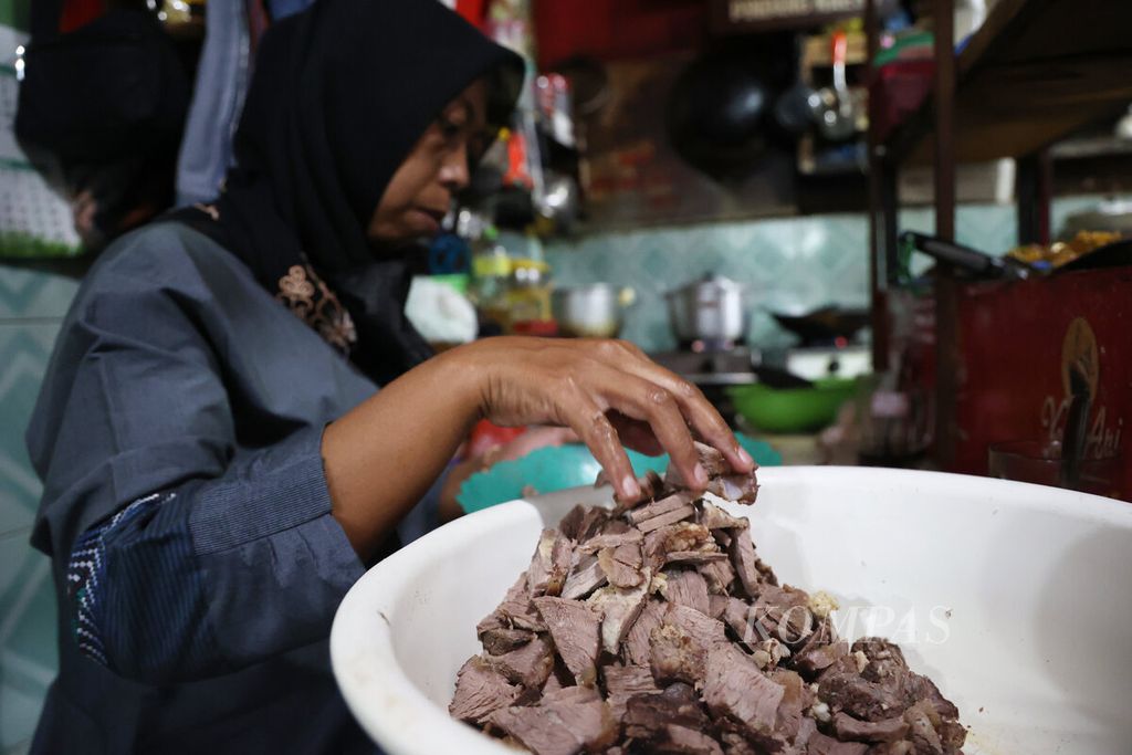 Pekerja mengolah daging kerbau yang menjadi bagian dari hidangan soto di Taman Bojana, Kudus, Kabupaten Kudus, Jawa Tengah, Kamis (7/9/2023).