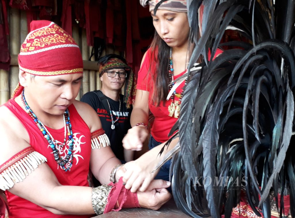 Dua <i>tonaas</i>, pemimpin ritual adat Minahasa di Pineleng, Kabupaten Minahasa, Sulawesi Utara, saling membantu mempersiapkan diri untuk memimpin upacara ritual, Jumat (16/3). Komunitas adat Minahasa merupakan salah satu komunitas adat yang tergabung dalam Aliansi Masyarakat Adat Nusantara.