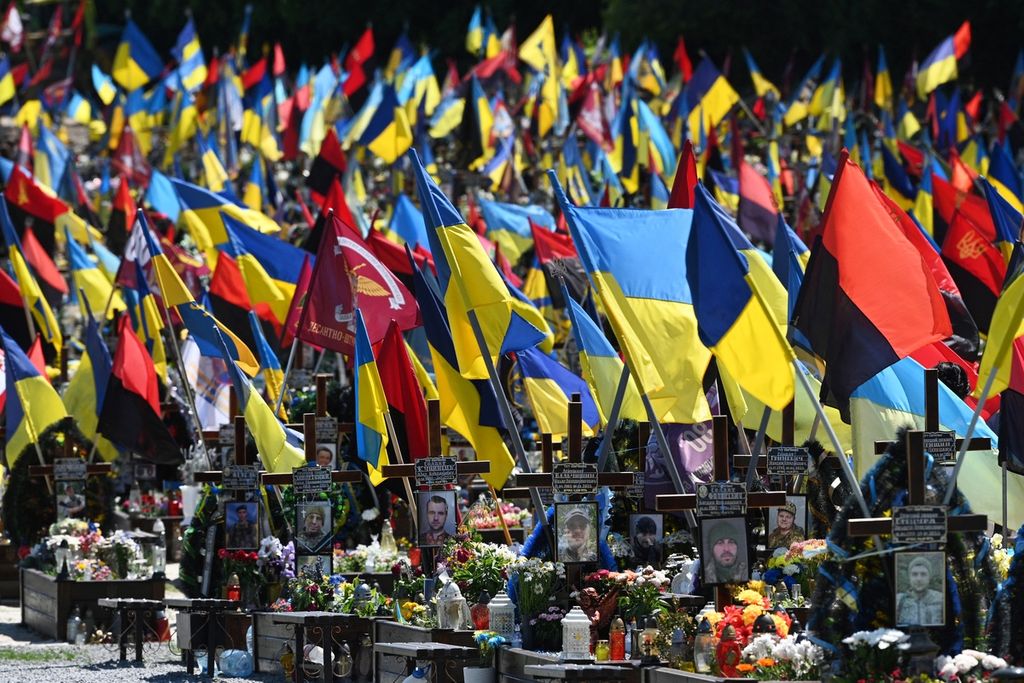 Pemakaman tentara Ukraina yang tewas dalam perang dengan Rusia yang berada di pemakaman militer Lychakiv, Lviv, Ukraina, Kamis (1/6/2023). 