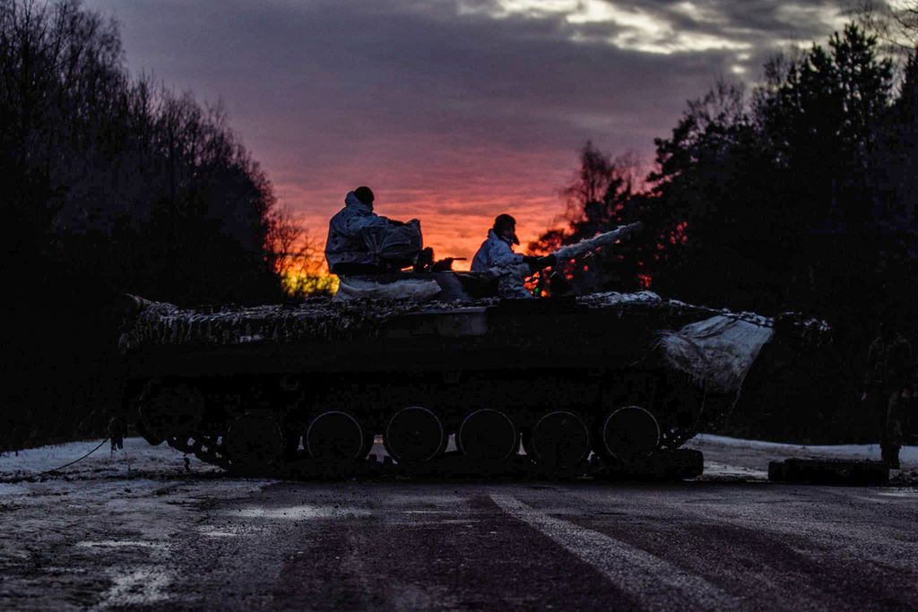 Foto yang diambil dan dirilis oleh layanan pers Staf Umum Angkatan Bersenjata Ukraina ini menunjukkan prajurit Ukraina melakukan pawai siang-malam sejauh 200 kilometer sebagai bagian dari pelatihan tempur di wilayah Chernihiv, 12 Februari 2022. 