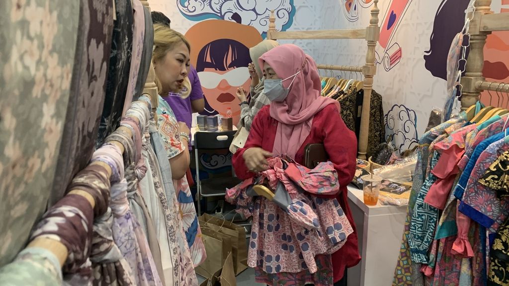 Sejumlah warga berburu pakaian dari produk rumahan di bazar Usaha Mikro Kecil Menengah atau UMKM di Gedung Sarinah, Jakarta, Minggu (12/3/2023).