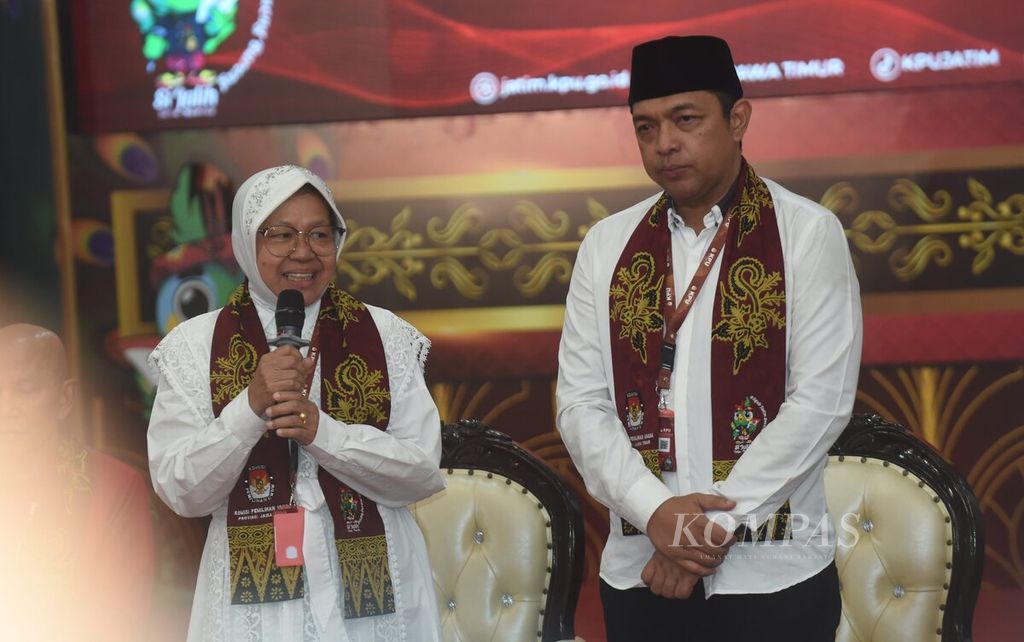 Pasangan calon gubernur dan wakil gubernur Tri Rismaharini dan Zahrul Azhar Asumta mendaftarkan diri ke kantor KPU Jawa Timur, Surabaya, Kamis (29/8/2024). Pada hari terakhir pendaftaran, dua pasangan mendaftarkan diri ke KPU Jatim. Pasangan Tri Rismaharini dan Zahrul Azhar Asumta diusung PDI-P dan Hanura. Sementara PKB mencalonkan Luluk Nur Hamidah dan Lukmanul Khakim. 