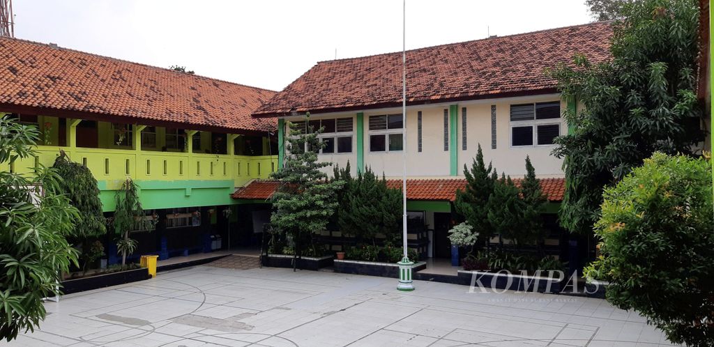 Suasana bagian dalam SMPN 1 Bekasi di Jalan KH Agus Salim, Kelurahan Bekasi Jaya, Kecamatan Bekasi Timur, Kota Bekasi, Jumat (13/7/2018). Sekolah ini merupakan sekolah negeri pertama yang dibangun di Bekasi setelah revolusi fisik 1945-1949.