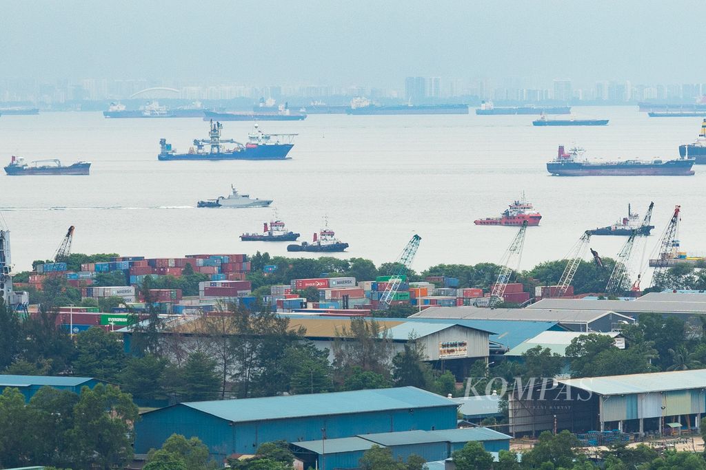 Sejumlah kapal melintas di Selat Singapura dekat Pelabuhan Batu Ampar, Batam, Kepulauan Riau, Minggu (3/10/2021). 