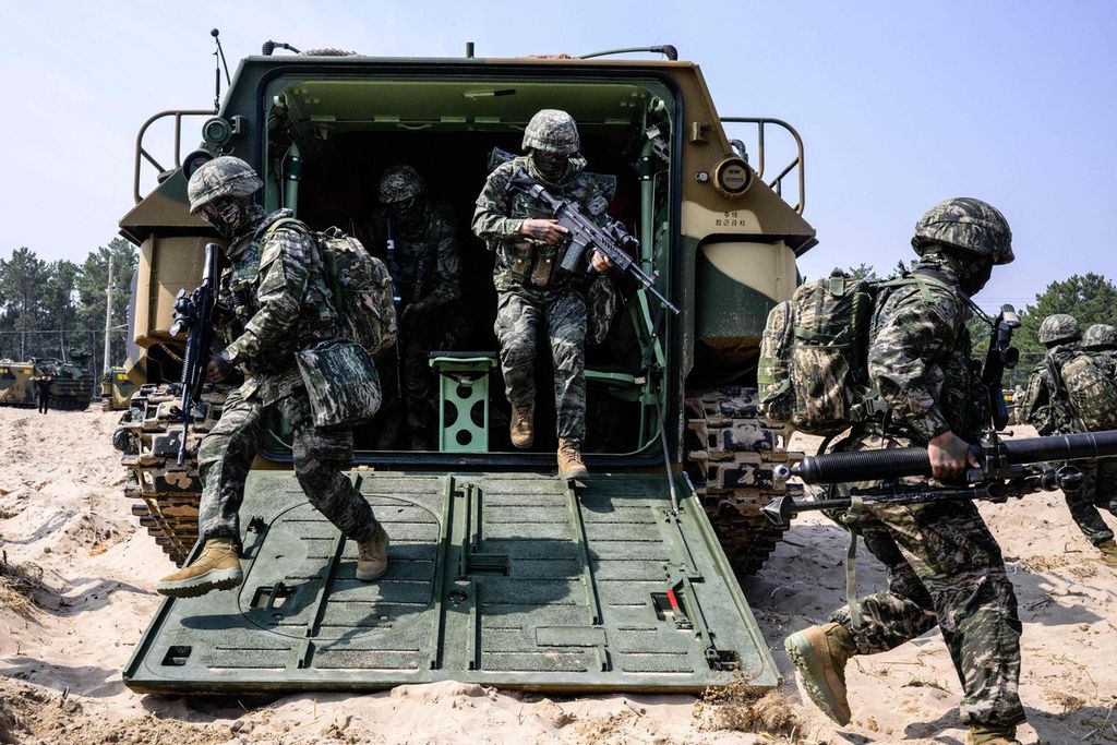 Tentara marinir Korea Selatan berlari keluar dari Assault Amphibious Vehicles pada "Ssangyong 2023 Exercise", latihan militer bersama melibatkan militer Korea Selatan dan Amerika Serikat di sebelah tenggara Pelabuhan Pohang, 29 Maret 2023. 