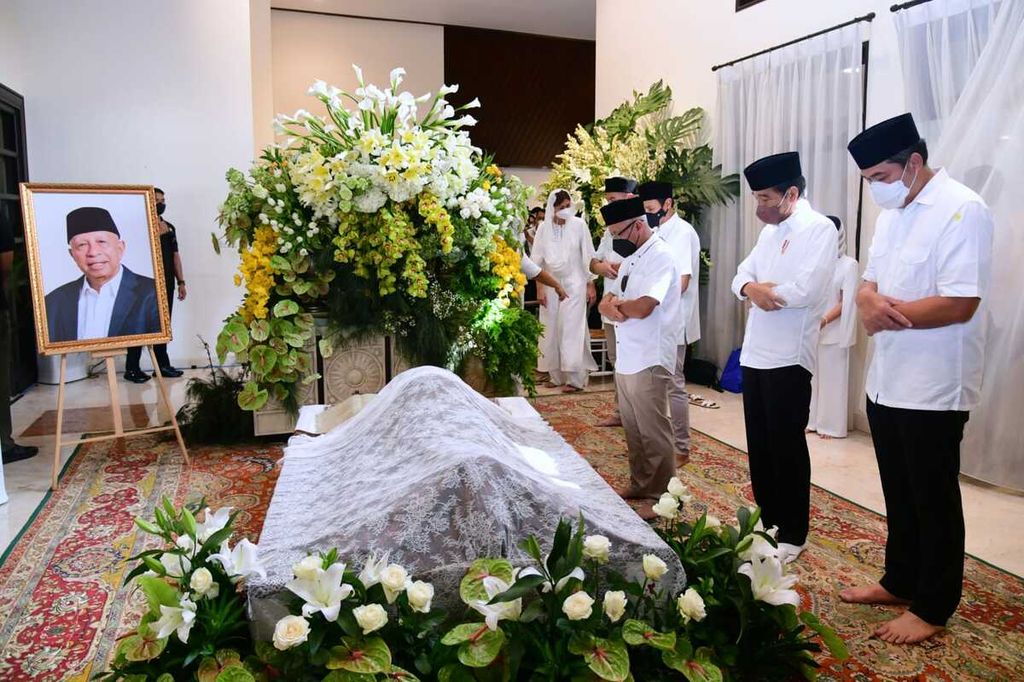 Presiden Joko Widodo melayat ke rumah duka almarhum Arifin Panigoro di Cilandak TImur, Pasar Minggu, Jakarta Selatan, Selasa (8/3/2022).