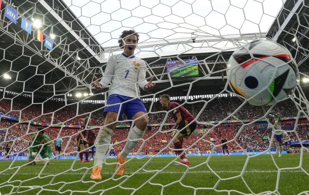 Reaksi pemain Perancis, Antoine Griezman, setelah pemain Belgia, Jan Vertonghen, melakukan gol bunuh diri dalam pertandingan babak 16 besar Piala Eropa 2024 antara Perancis dan Belgia di Stadion Duesseldorf Arena, Jerman, Senin (1/7/2024). 