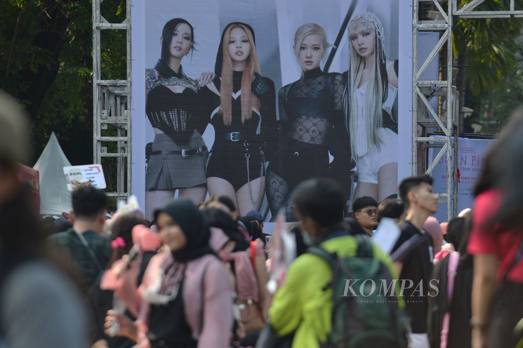 Gambar para personel <i>girl group</i> asal Korea Selatan, Blackpink, di salah satu spanduk di kawasan Stadion Utama Gelora Bung Karno, Jakarta, Sabtu (11/3/2023).