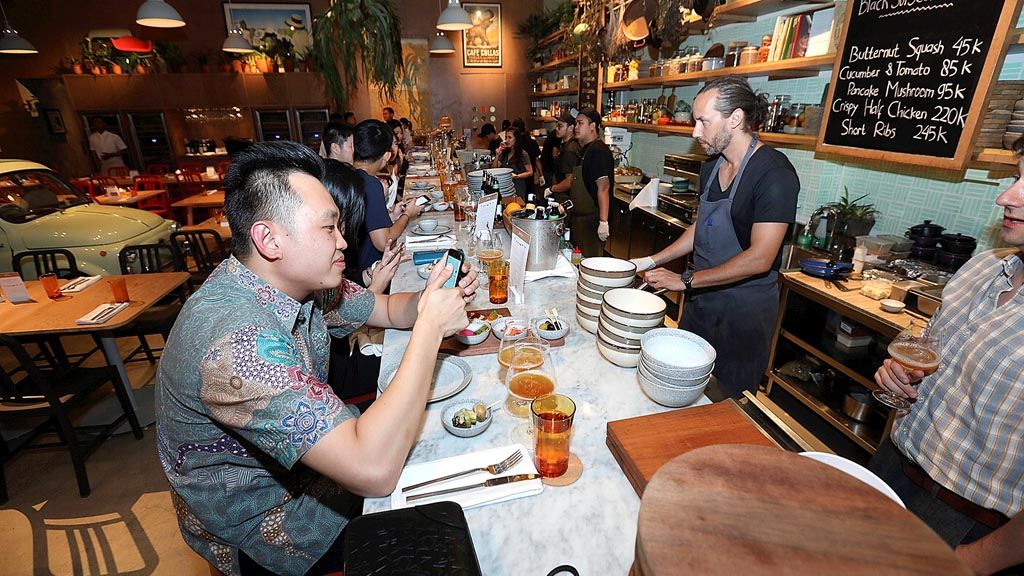 Suasana chef\'s table di restoran Attarine Jakarta.