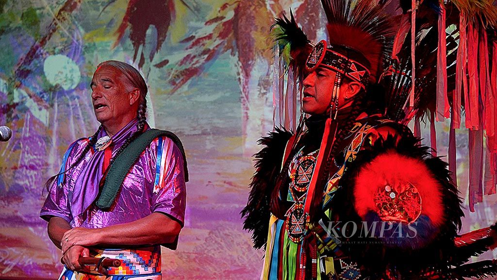 Dua warga suku Indian, Kevin Locke dan Doug Good Feather, menyanyi bersama dalam pertunjukan seni asli Amerika di @america, Jakarta, Selasa (16/5). Melalui rekonstruksi tarian, vokal, dan musik tradisional, program pertunjukan seni ini diharapkan menambahkan wawasan tentang hubungan antara manusia dan alam seperti yang dihayati suku Indian di Amerika Serikat.