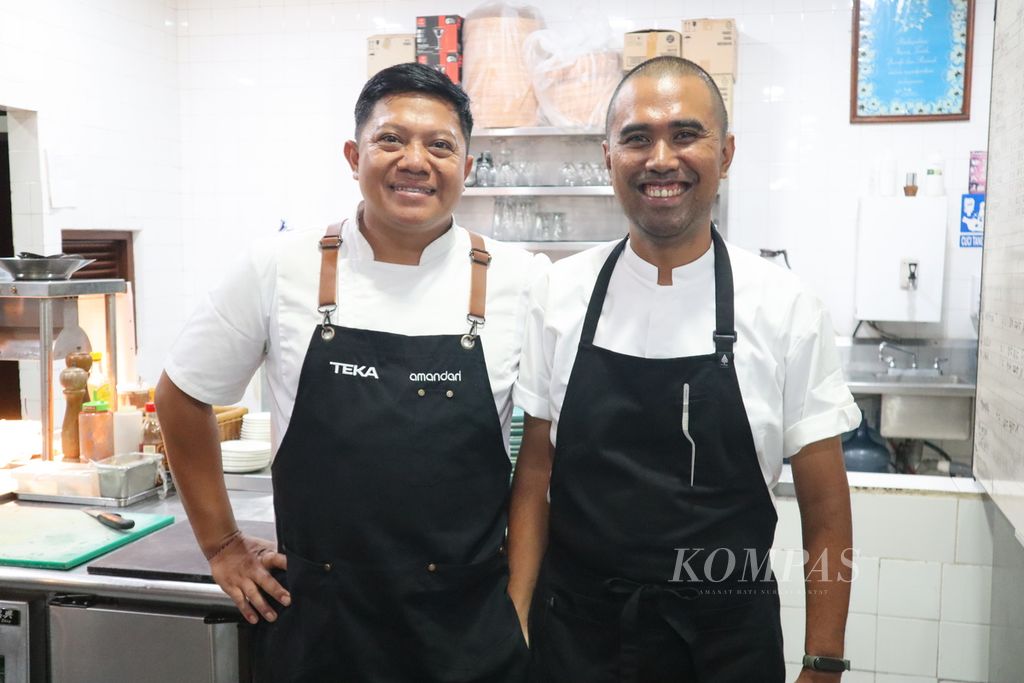 Chef I Wayan Kresna Yasa asal Nusa Penida (kiri) dan Chef Iwan Yunarto dari resor Amandari.