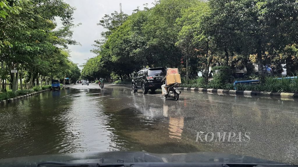 Genangan air tampak di salah satu ruas jalan di Kota Pontianak, Kalimantan Barat, Senin (31/10/2022).