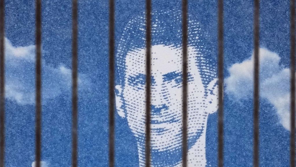 Gambar petenis Serbia, Novak Djokovic, terpasang di sebuah bangunan di Belgrade, Serbia, Senin (10/1/2022). Djokovic berencana kembali bersaing dalam turnamen Australia Terbuka 2023 setelah dirinya dideportasi dari Australia karena tidak divaksin Covid-19.