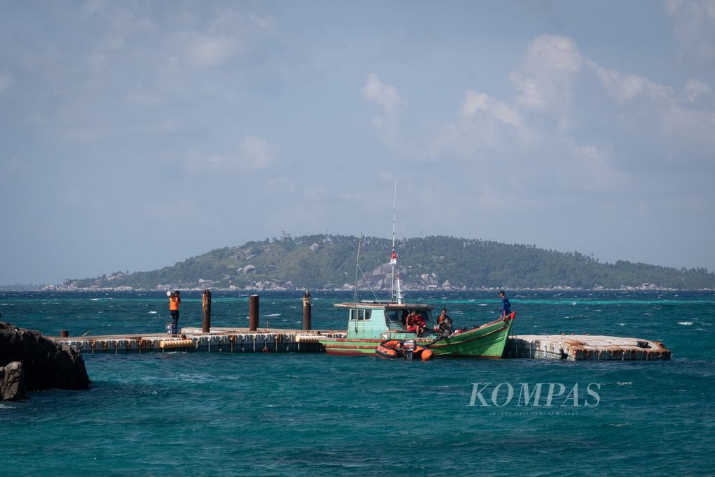 Sebuah kapal berlabuh di Pulau Senoa, Natuna, Kepulauan Riau, Selasa (29/8/2023).