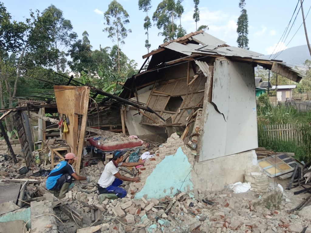 Salah satu rumah warga di Desa Cibeureum, Kabupaten Bandung, Jawa Barat, yang rusak berat akibat gempa bumi tektonik berkekuatan M 5,0 pada Rabu (18/9/2024) pukul 09.41 WIB. Gempa ini merupakan gempa bumi dangkal pada kedalaman 10 kilometer.