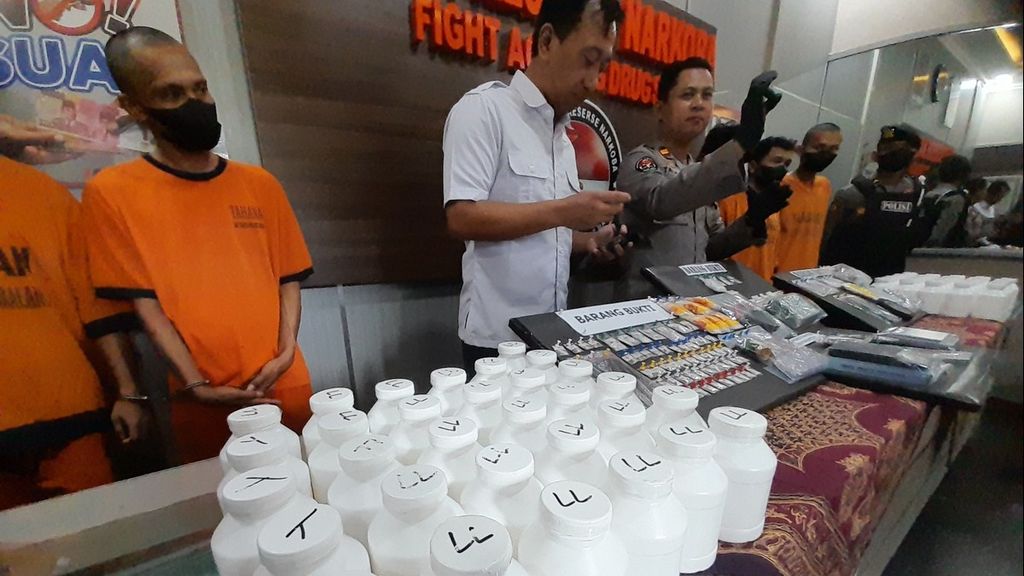 Ribuan pil <i>double</i> L dan Y yang menjadi barang bukti kasus peredaran narkoba diketengahkan ke publik bersama zat psikotropika lain dalam rilis di Polres Malang, Jawa Timur, Kamis (23/2/2023)