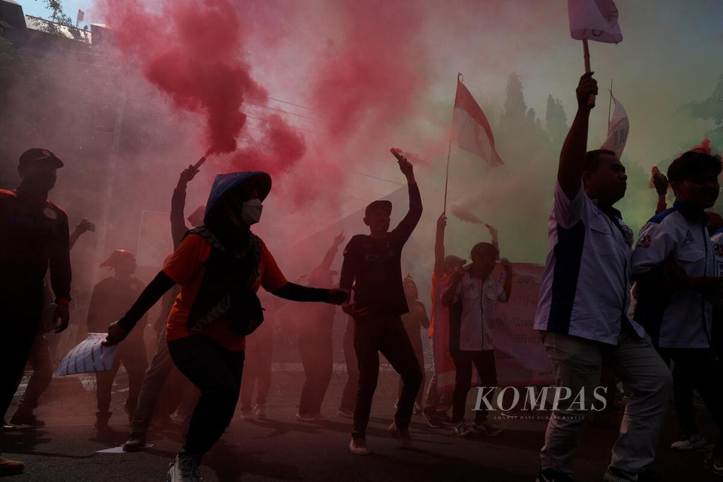 Buruh menari dan bernyanyi bersama saat menggelar unjuk rasa untuk mengkritik kebijakan pemerintah di depan Kantor DPRD Jawa Tengah, Kota Semarang, Jateng, Selasa (6/8/2022). Mereka menuntut perbaikan kesejahteraan dan jaminan sosial pasca-kenaikan harga BBM. 