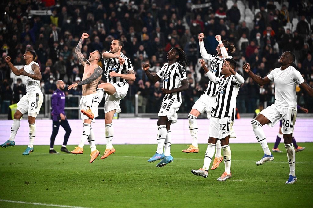 Para pemain Juventus merayakan kemenangan atas Fiorentina pada laga kedua semifinal Coppa Italia, di Stadion Juventus, Turin, Kamis (21/4/2022) dini hari WIB. Juventus menang 2-0 dan unggul 3-0 secara agregat.
