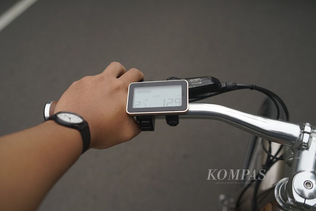 Panel indikator kecepatan dan tingkat kecepatan motor listrik di sepeda listrik Vintage Electric, seperti yang terlihat pada Minggu (9/10/2022) siang di Jakarta.