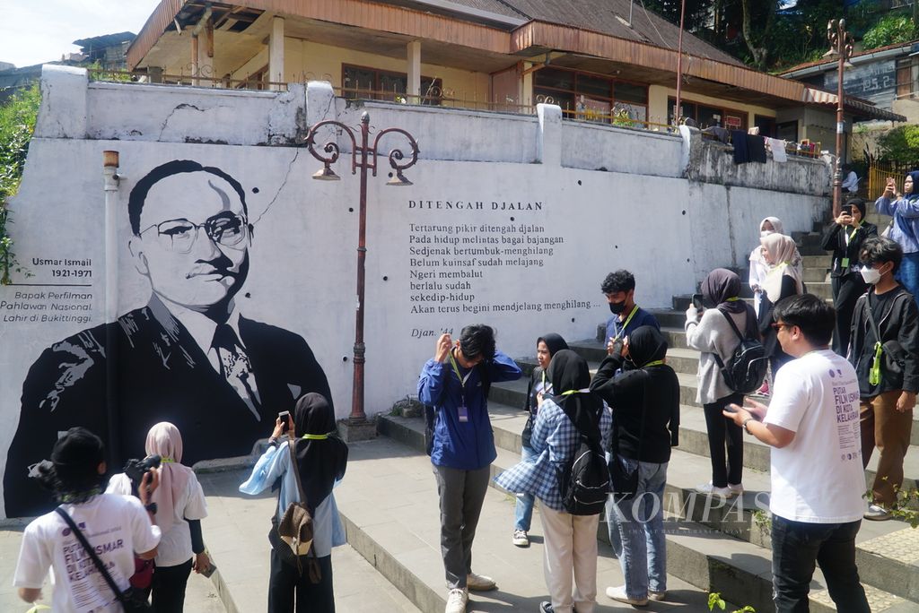 Peserta program Putar Film Usmar di Kota Kelahiran berkunjung ke mural pahlawan nasional, Usmar Ismail, di Janjang 40, Kota Bukittinggi, Sumatera Barat, Kamis (28/3/2024). 