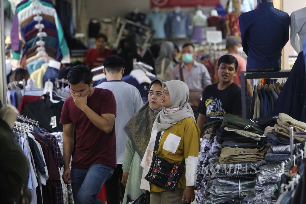 Pengunjung memilih pakaian tanpa mengenakan masker di Pasar Tanah Abang, Jakarta Pusat, Senin (13/6/2022). Sebagian warga mulai abai dengan protokol kesehatan di tengah mulai naiknya lagi kasus Covid-19.