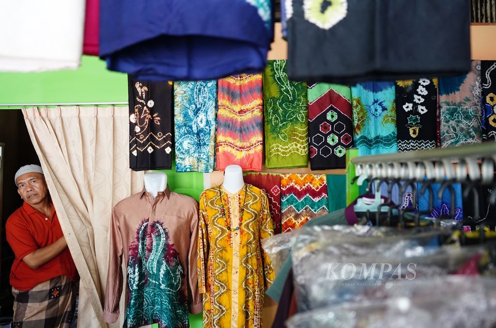 Aneka motif kain sasirangan dipajang di salah satu toko kain khas Banjarmasin itu di Kampung BNI Sasirangan di Kecamatan Seberang Mesjid, Banjarmasin, Kalimantan Selatan, Jumat (23/8/2019). 