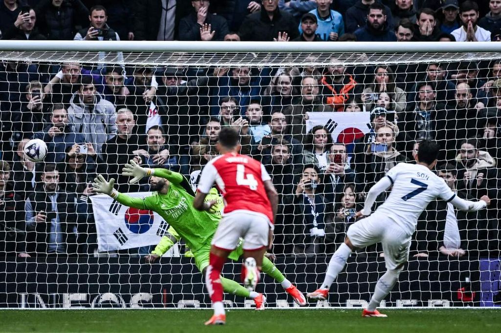 Penyerang Tottenham Hotspur, Son Heung-min, mencetak gol kedua melalui tendangan penalti dalam pertandingan Liga Inggris antara Tottenham Hotspur dan Arsenal di Stadion Tottenham Hotspur, London, Minggu (28/4/2024). 