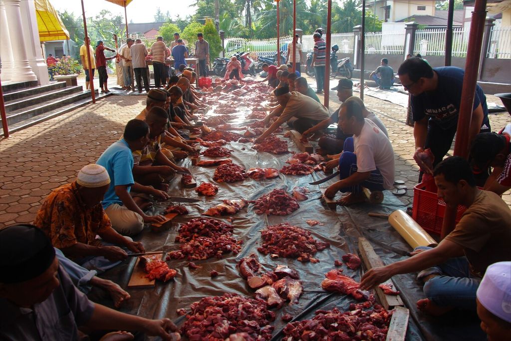 Warga Desa Ateuk Munjeng, Kecamatan Baiturrahman, Kota Banda Aceh, Provinsi Aceh saat sedang memotong daging untuk dimasak kari 'kuah beulangong', Sabtu (15/4/2023). Tradisi masak kari berbahan daging kambing atau lembu dilakukan untuk memperingati turunnya Al Quran kepada Nabi Muhammad SAW. Perayaan diakhiri dengan buka puasa bersama.