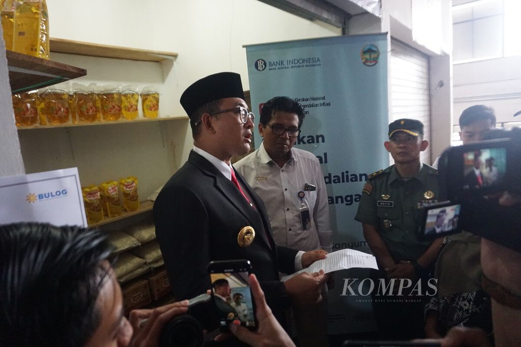 Penjabat Bupati Banyumas Hanung Cahyo Saputro berkunjung ke Pasar Manis Purwokerto, Banyumas, Jawa Tengah, Senin (13/11/2023).