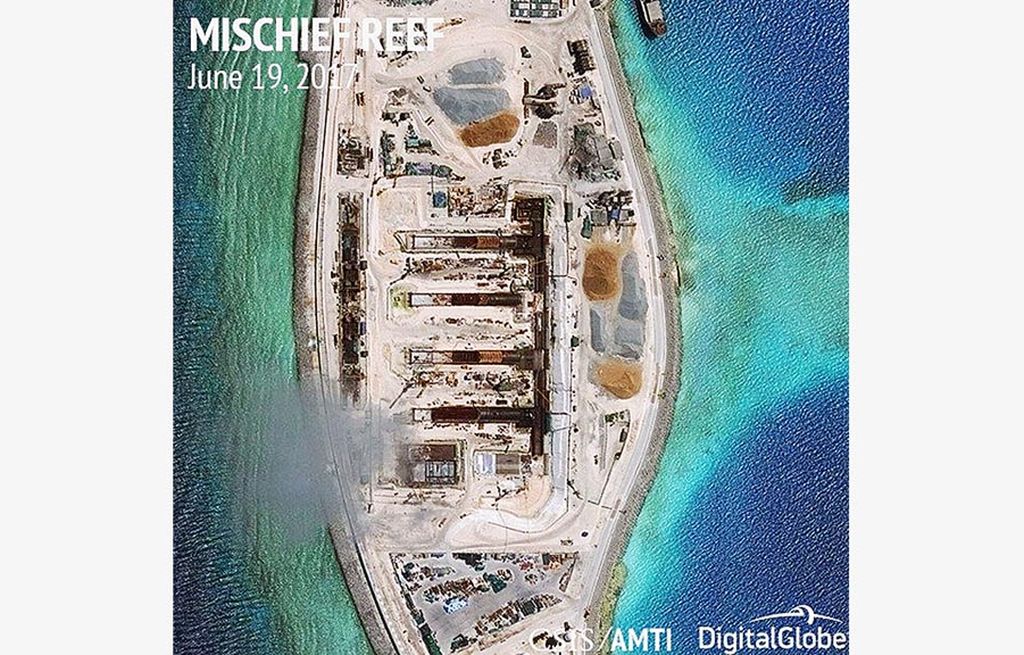 Pembangunan   terlihat berlangsung di Mischief Reef, bagian  Kepulauan Spratly, di Laut China Selatan, seperti ditunjukkan citra satelit pada 19 Juni 2017, yang dirilis  Asia Maritime Transparency Initiative pada lembaga Center for Strategic and International Studies (CSIS), 29 Juni.