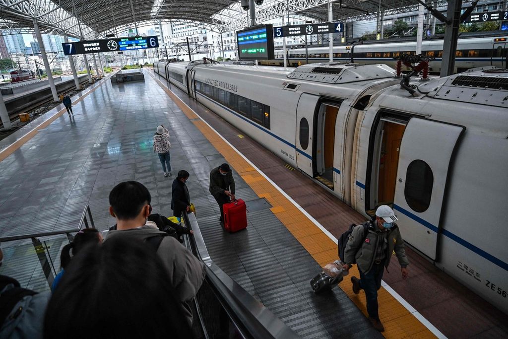Penumpang bersiap memasuki sebuah kereta di Stasiun Shanghai, China, Senin (5/12/2022).  