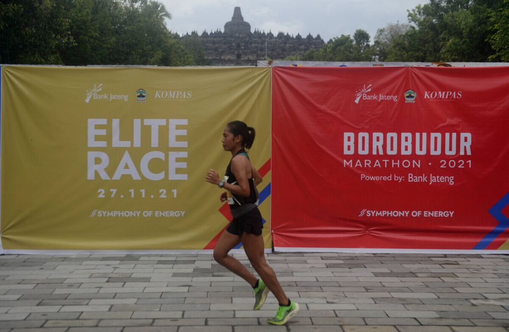 Juara elite putri, Odekta Elvina Naibaho, melaju sendirian di depan saat tampil di ajang Borobudur Marathon 2021 Powered by Bank Jateng di Taman Lumbini, Kompleks Taman Wisata Candi Borobudur, Magelang, Jawa Tengah, Sabtu (27/11/2021).