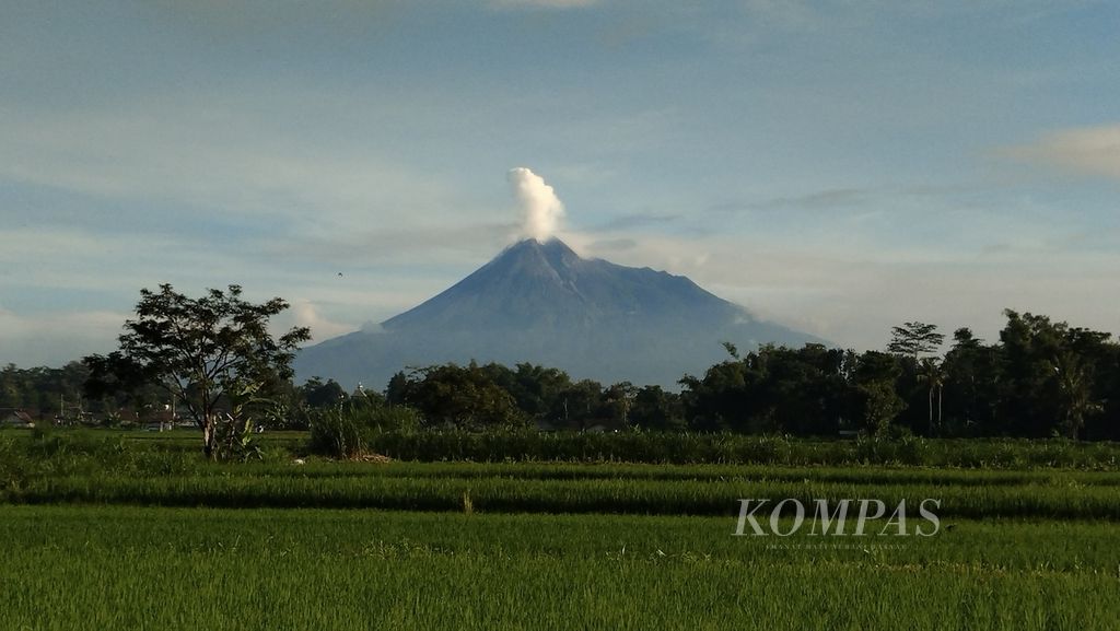 Gunung Merapi tampak dari Kecamatan Kalasan, Kabupaten Sleman, DI Yogyakarta, Selasa (5/3/2024), sehari setelah rentetan erupsi awan panas pada Senin (4/3/2024).