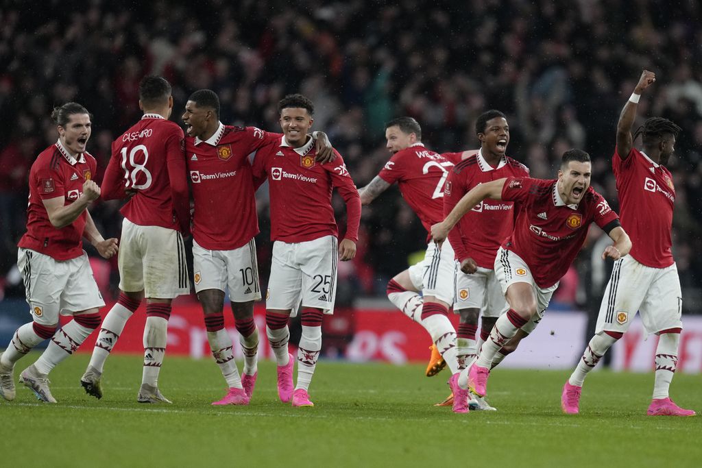 Para pemain Manchester United merayakan kemenangan atas Brighton and Hove Albion pada babak semifinal Piala FA di Stadion Wembley, Inggris, Minggu (23/4/2023). MU lolos setelah menang dalam adu penalti. 