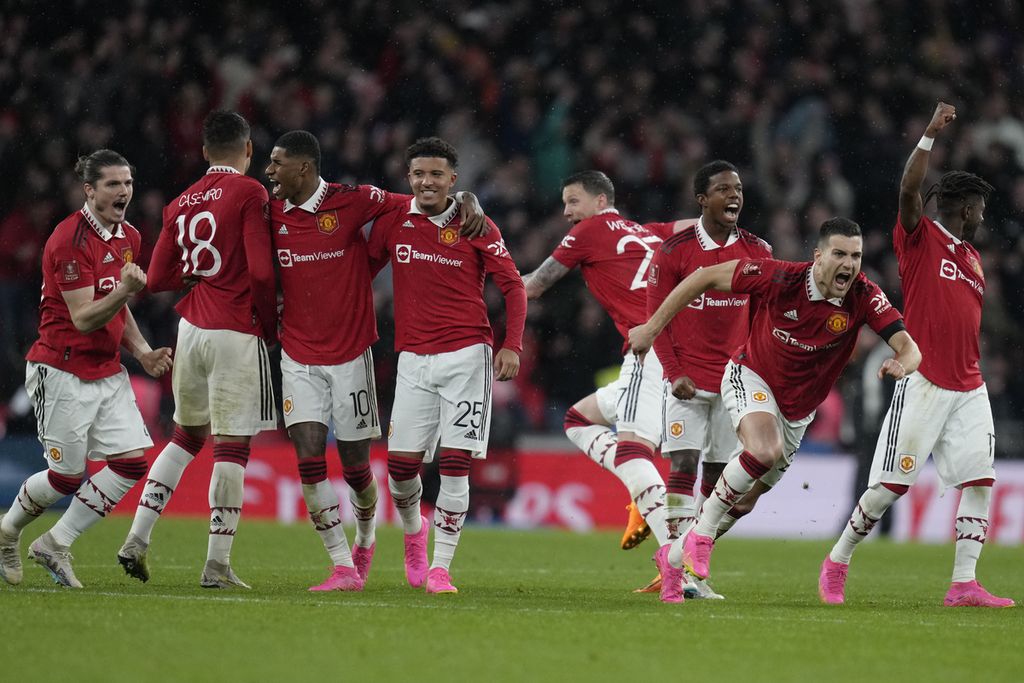 Para pemain Manchester United merayakan kemenangan atas Brighton and Hove Albion lewat adu penalti pada semifinal Piala FA di Stadion Wembley, London, Senin (24/4/2023) dini hari WIB. 