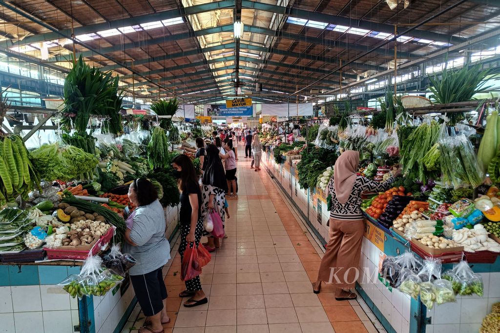 Aktivitas jual beli di Pasar Modern BSD, Tangerang Selatan, Banten, Selasa (20/2/2024). Menjelang Ramadhan, harga sejumlah kebutuhan pokok naik. Bukan hanya beras, harga kebutuhan pokok lain seperti telur, minyak goreng, gula pasir, dan cabai juga naik.  