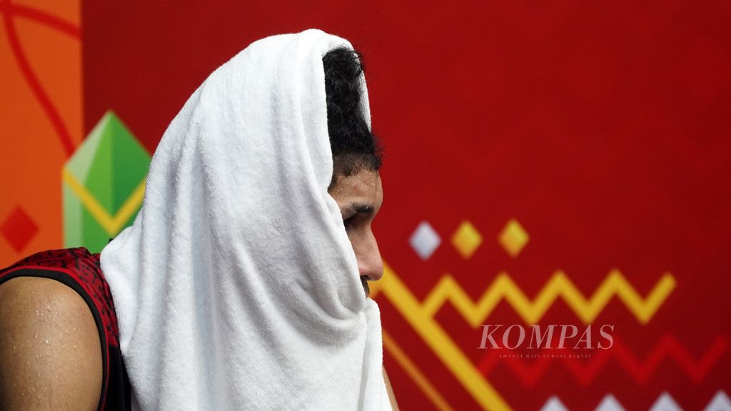Pemain timnas Indonesia, Derrick Michael Xzavierro, saat duduk istirahat di sela-sela laga melawan timnas Arab Saudi dalam babak penyisihan Piala Asia FIBA 2022 di Istora Gelora Bung Karno, Jakarta, Selasa (12/7/2022).