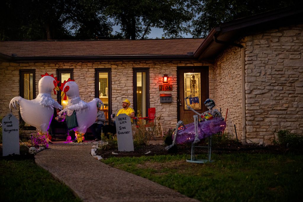 Setiap rumah dipenuhi dekorasi Halloween dalam rangka perayaan Halloween di Amerika Serikat, Selasa (31/10/2023). 