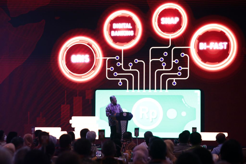Gubernur Bank Indonesia Perry Warjiyo menyampaikan arah kebijakan Bank Indonesia 2023 dalam Pertemuan Tahunan Bank Indonesia 2022 bertajuk Sinergi dan Inovasi Memperkuat Ketahanan dan Kebangkitan Menuju Indonesia Maju di Jakarta, Rabu (30/11/2022). Perry Warjiyo meyakini pertumbuhan ekonomi di tanah air akan tumbuh 4,5 % hingga 5,3 % pada 2023 dan meningkat menjadi 4,7% hingga 5,5% pada 2024. Acara ini juga dihadiri Presiden Joko Widodo. KOMPAS/HERU SRI KUMORO 30-11-2022