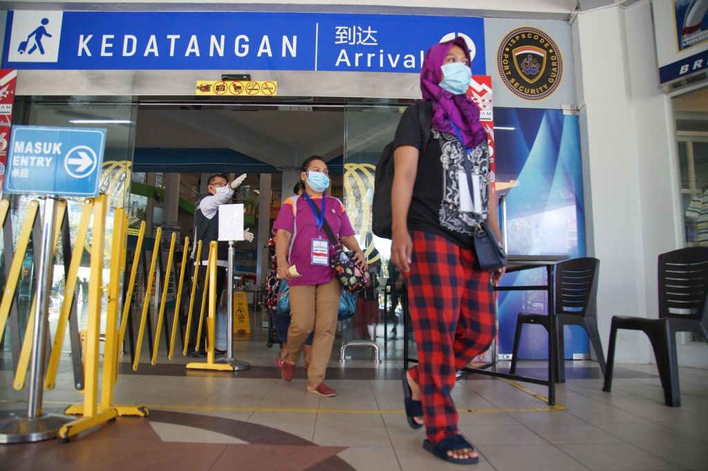 Sejumlah pekerja migran Indonesia keluar dari Pelabuhan Batam Centre, Kota Batam, Kepulauan Riau (24/3/2020). Mereka adalah bagian dari 122 pekerja migran Indonesia yang dideportasi dari Johor Bahru melalui dua gelombang 24-25 Maret 2020 setelah Pemerintah Malaysia memberlakukan kebijakan penutupan akses.